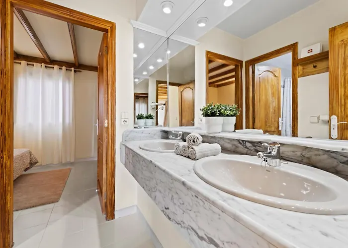 Home2book Bright & Pool,